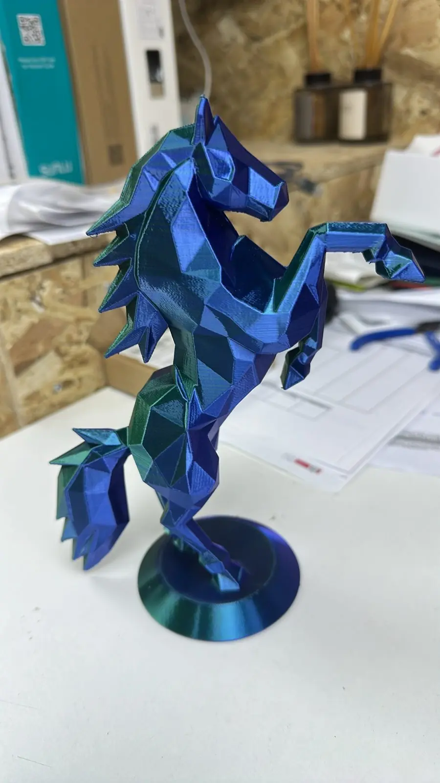 Cheval cabré low-poly imprimé en PLA soie bleu et vert, posé sur son socle