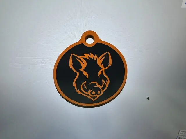 Écran de conception affichant un porte-clés à tête de sanglier en orange et noir avant impression