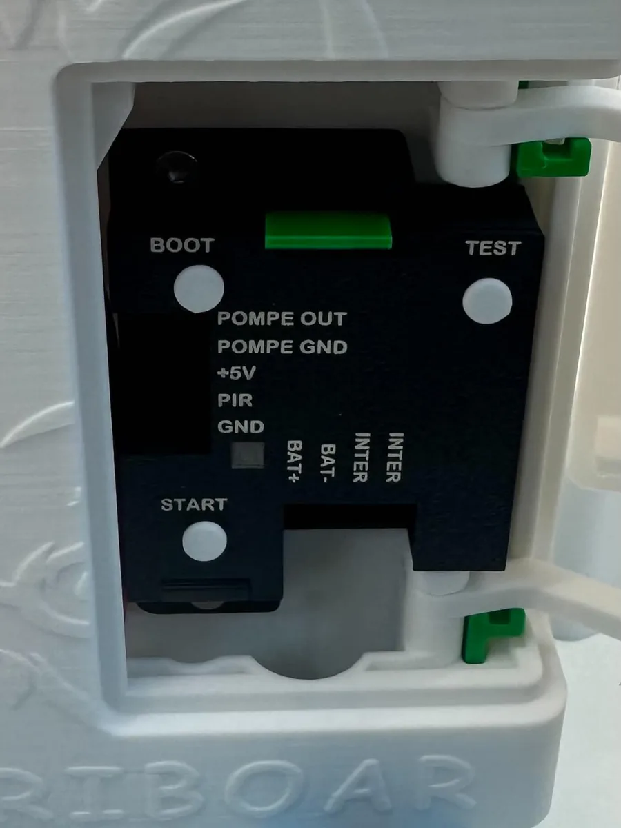 Face avant noire imprimée en 3D, gravée au laser : BOOT, TEST, START, POMPE OUT, +5V, PIR, GND