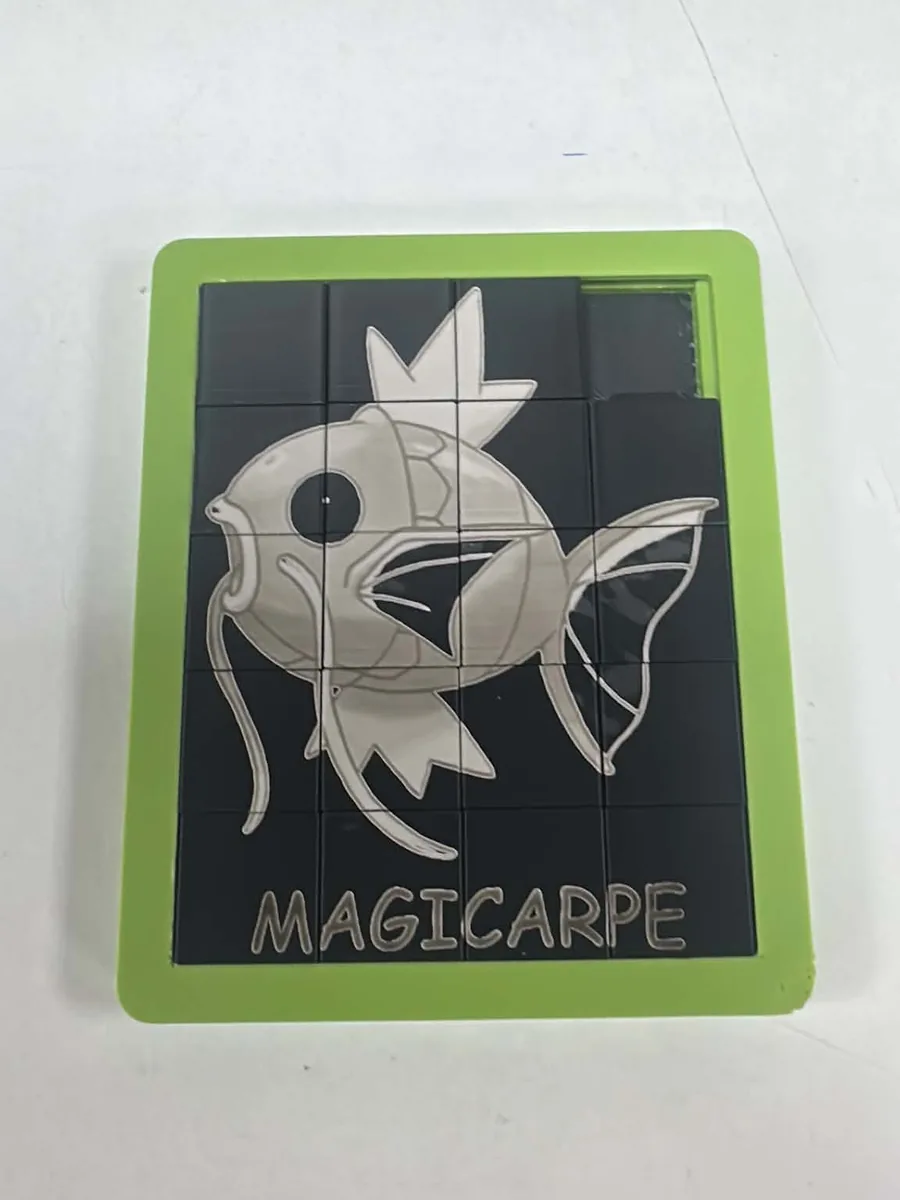 Taquin imprimé en 3D à cadre vert, tuiles noires gravées au laser d'un poisson et du mot MAGICARPE