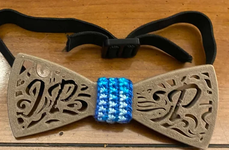 Nœud papillon imprimé en 3D, ajouré aux initiales JP, nœud central crocheté en bleu et élastique réglable