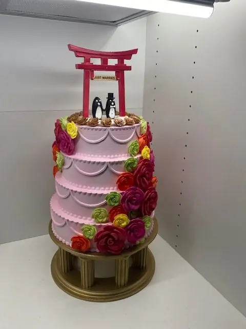 Pièce montée factice imprimée en 3D et peinte à la main, roses colorées et portique rouge sur le dessus