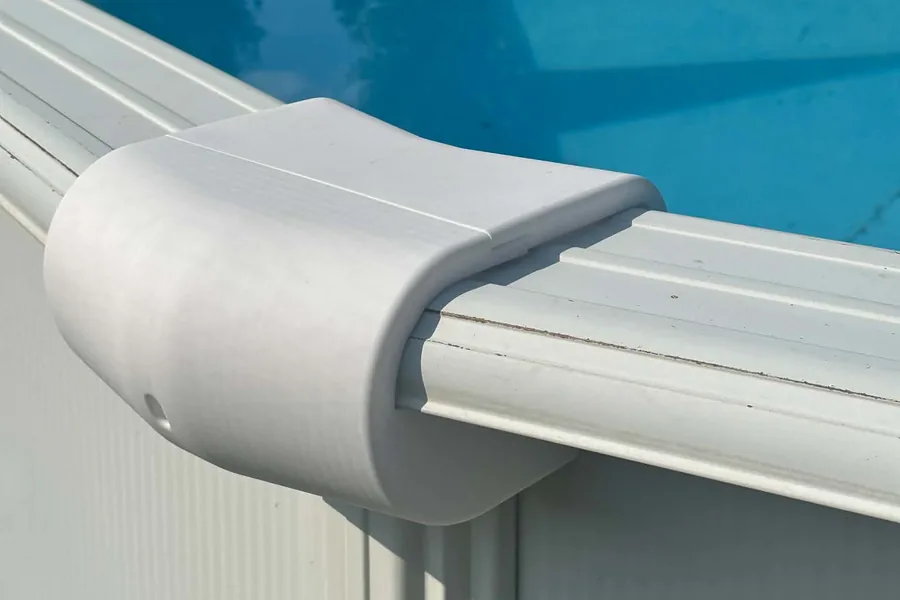 Capot d'angle blanc imprimé en 3D, emboîté sur la margelle d'une piscine hors-sol